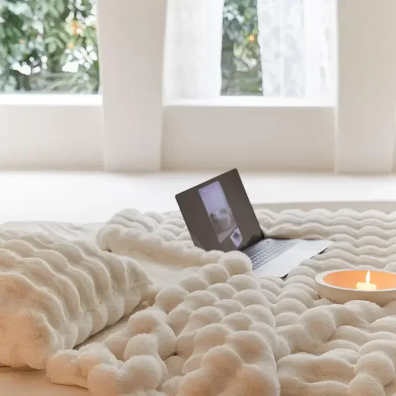 Weiche Plüschwolldecke, kuschelig und stilvoll, in eleganten Farben für gemütliche Abende auf Sofa oder Bett.