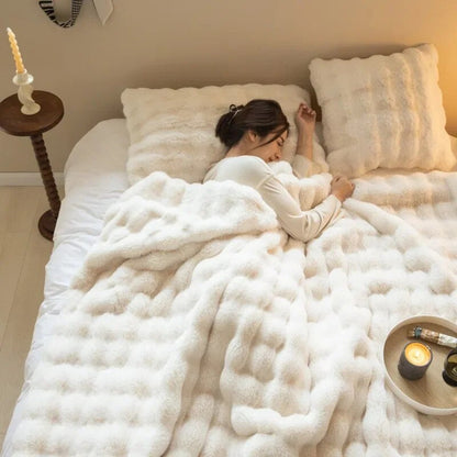 Weiche Plüschwolldecke, kuschelig und stilvoll, in eleganten Farben für gemütliche Abende auf Sofa oder Bett.