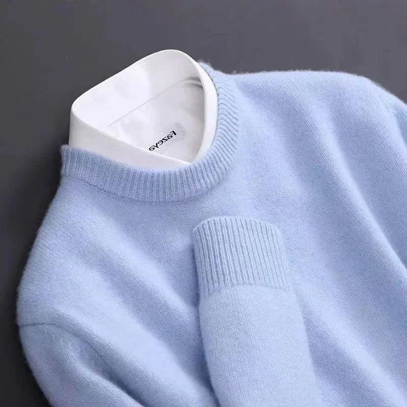 "Weicher Herren-Kaschmir-Pullover in Blau, stilvoller Schnitt, luxuriöse Eleganz, perfekt für kalte Wintertage."
