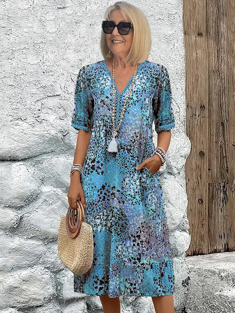 Weiches Damenkleid mit V-Ausschnitt in charmanter Midi-Länge, leicht und atmungsaktiv, ideal für eleganten Alltagslook.