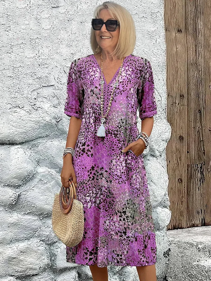 Weiches Damenkleid mit V-Ausschnitt in charmanter Midi-Länge, leicht und atmungsaktiv, ideal für eleganten Alltagslook.