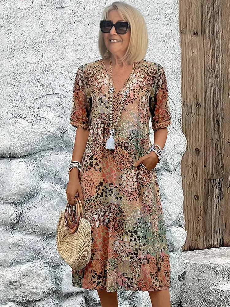 Weiches Damenkleid mit V-Ausschnitt in charmanter Midi-Länge, leicht und atmungsaktiv, ideal für eleganten Alltagslook.
