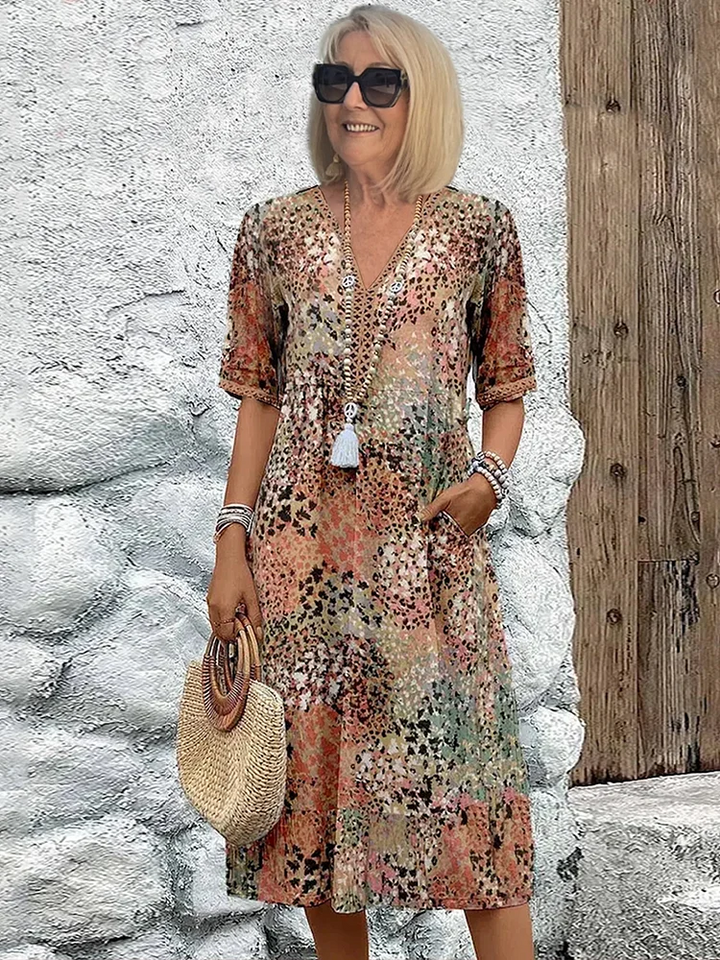 Weiches Damenkleid mit V-Ausschnitt in charmanter Midi-Länge, leicht und atmungsaktiv, ideal für eleganten Alltagslook.