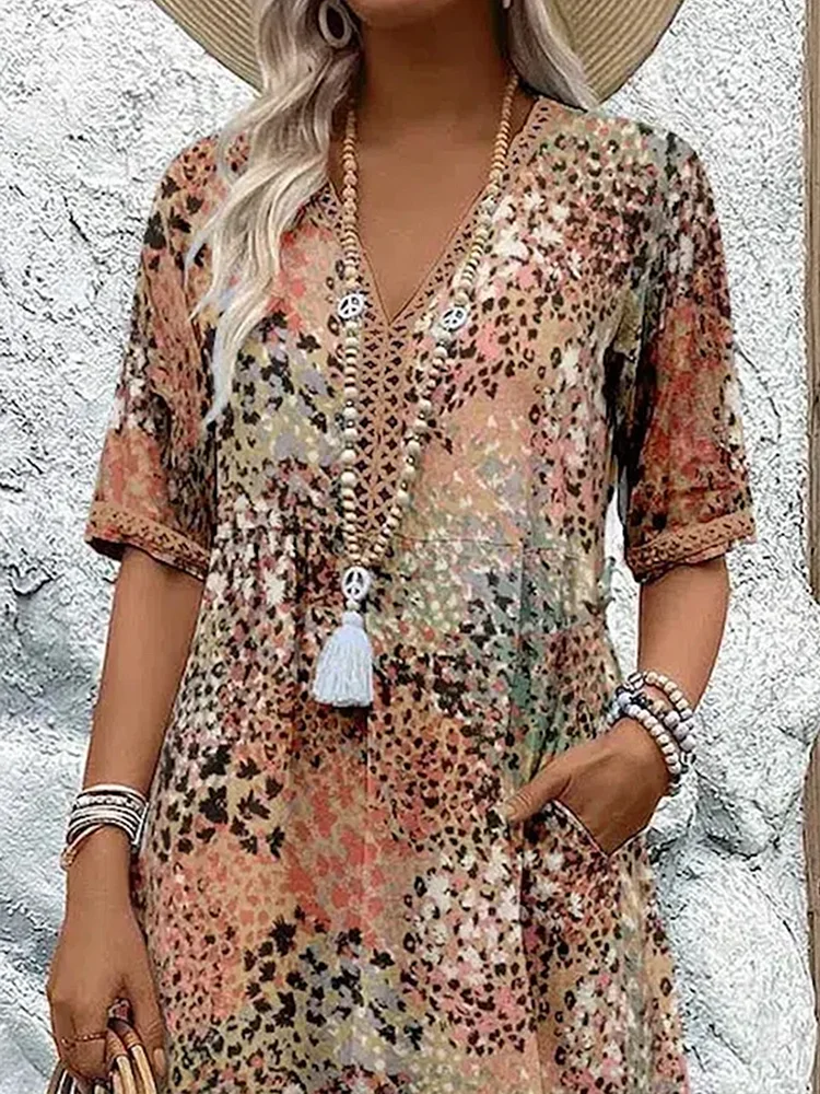 Weiches Damenkleid mit V-Ausschnitt in charmanter Midi-Länge, leicht und atmungsaktiv, ideal für eleganten Alltagslook.