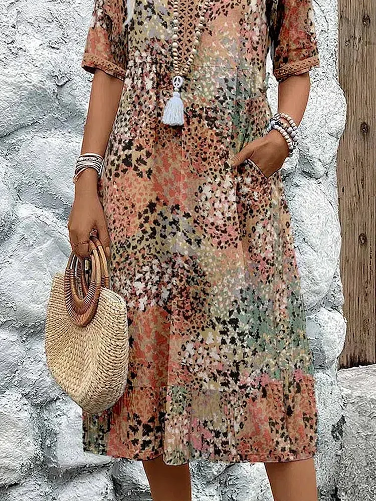 Weiches Damenkleid mit V-Ausschnitt in charmanter Midi-Länge, leicht und atmungsaktiv, ideal für eleganten Alltagslook.