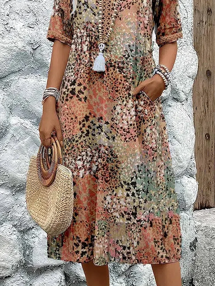 Weiches Damenkleid mit V-Ausschnitt in charmanter Midi-Länge, leicht und atmungsaktiv, ideal für eleganten Alltagslook.