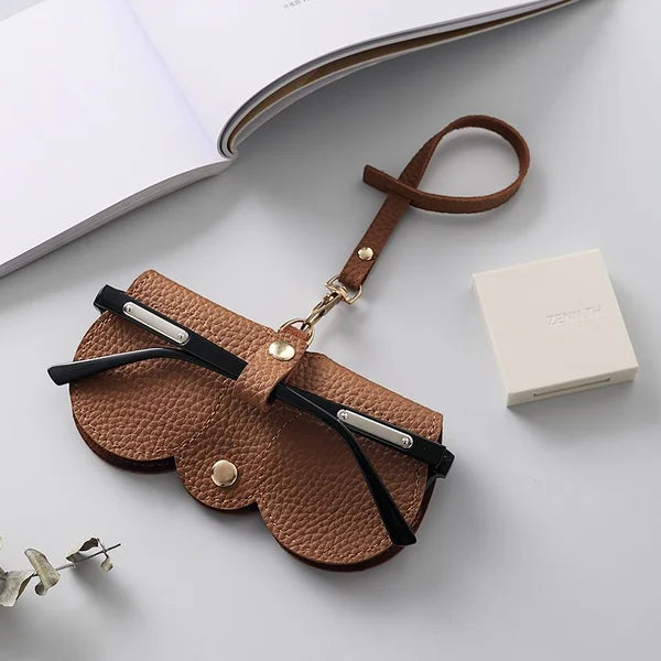 "Weiches Leder-Sonnenbrillenetui in Braun, kompakt und strapazierfähig, idealer Schutz für Damenaccessoires unterwegs."