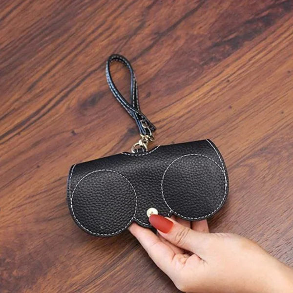 "Weiches Leder-Sonnenbrillenetui in Braun, kompakt und strapazierfähig, idealer Schutz für Damenaccessoires unterwegs."