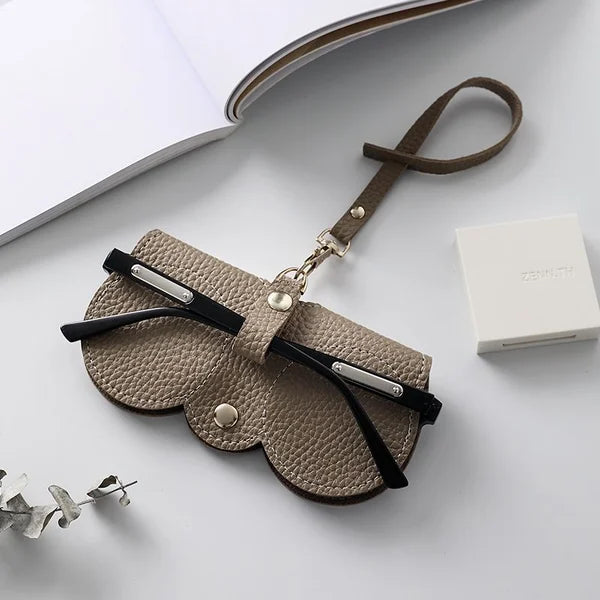 "Weiches Leder-Sonnenbrillenetui in Braun, kompakt und strapazierfähig, idealer Schutz für Damenaccessoires unterwegs."