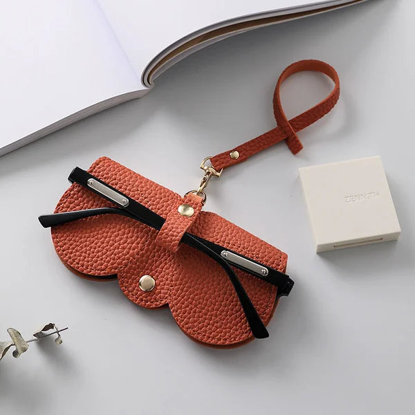 "Weiches Leder-Sonnenbrillenetui in Braun, kompakt und strapazierfähig, idealer Schutz für Damenaccessoires unterwegs."