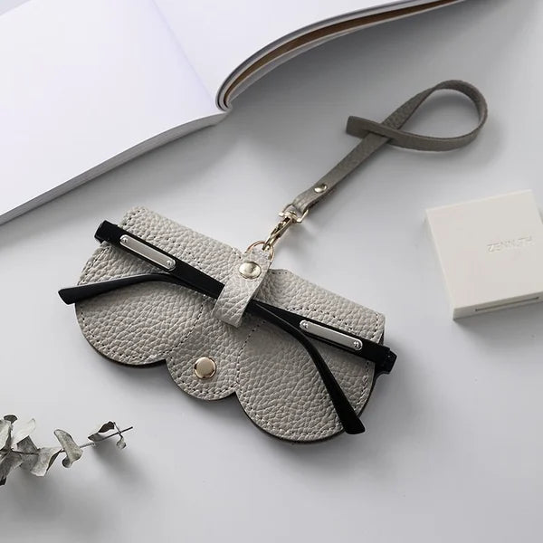 "Weiches Leder-Sonnenbrillenetui in Braun, kompakt und strapazierfähig, idealer Schutz für Damenaccessoires unterwegs."
