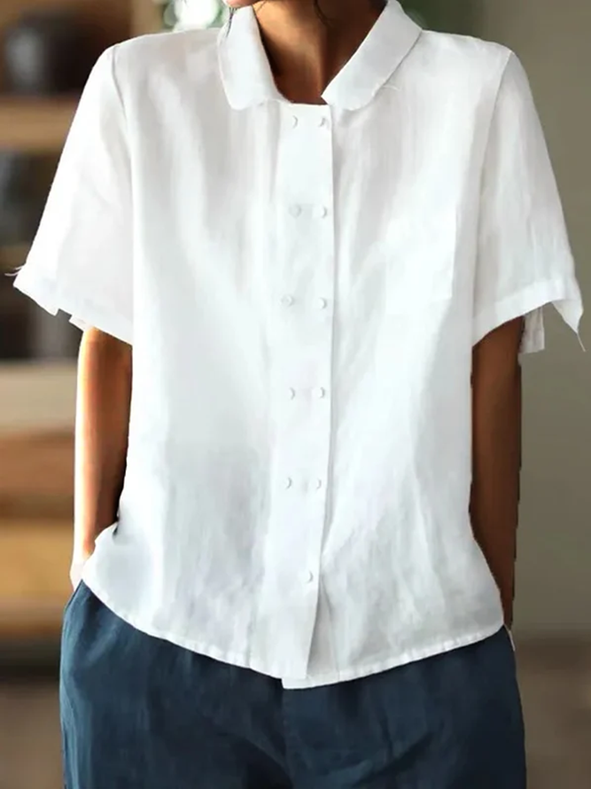 "Weiße Baumwollbluse für Damen, kurzärmelig und luftig, ideal für Sommer, lässiges Design mit Knopfleiste."