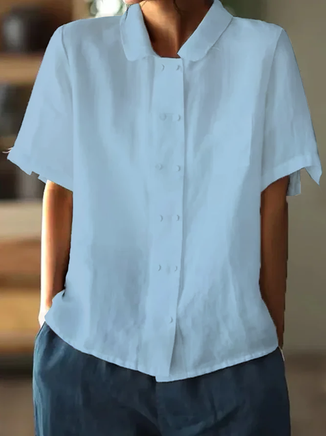 "Weiße Baumwollbluse für Damen, kurzärmelig und luftig, ideal für Sommer, lässiges Design mit Knopfleiste."