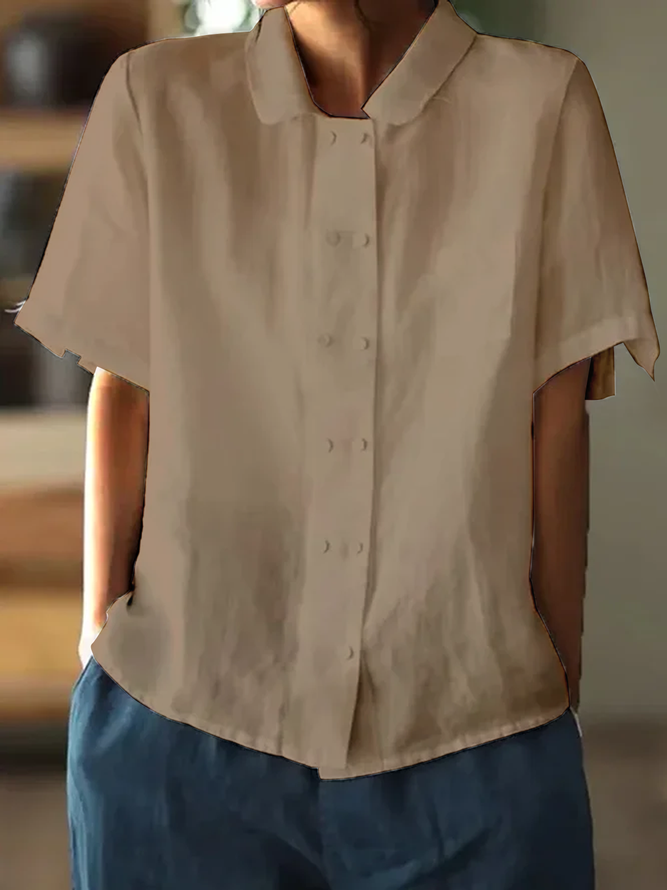 "Weiße Baumwollbluse für Damen, kurzärmelig und luftig, ideal für Sommer, lässiges Design mit Knopfleiste."