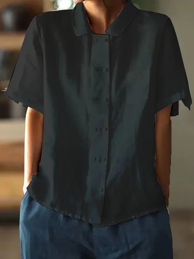 "Weiße Baumwollbluse für Damen, kurzärmelig und luftig, ideal für Sommer, lässiges Design mit Knopfleiste."