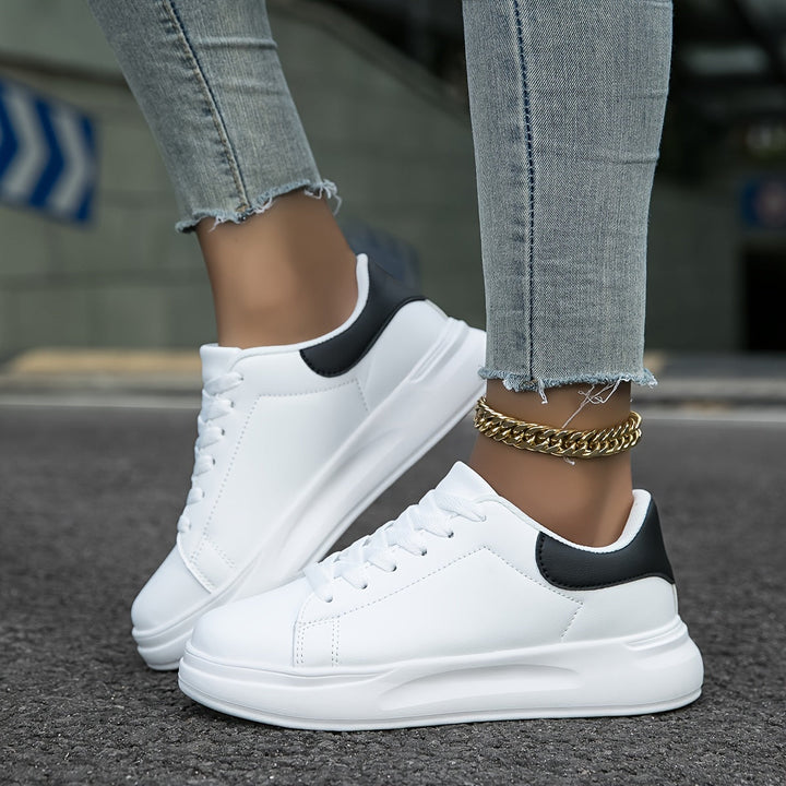 Weiße Damen Ledersneaker, stilvoll und orthopädisch, Nahaufnahme der seitlichen Ansicht mit Schnürung und Gummisohle.