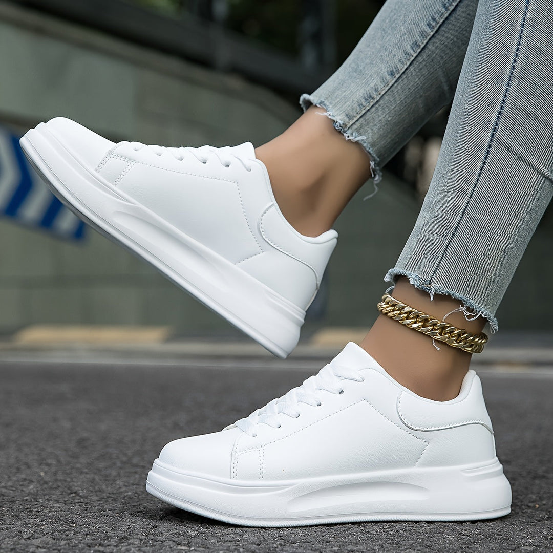Weiße Damen Ledersneaker, stilvoll und orthopädisch, Nahaufnahme der seitlichen Ansicht mit Schnürung und Gummisohle.