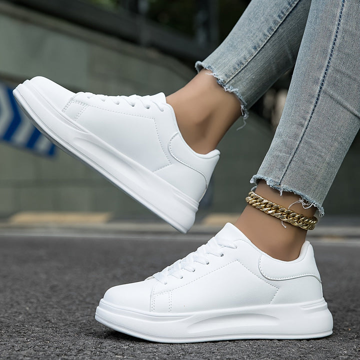 Weiße Damen Ledersneaker, stilvoll und orthopädisch, Nahaufnahme der seitlichen Ansicht mit Schnürung und Gummisohle.