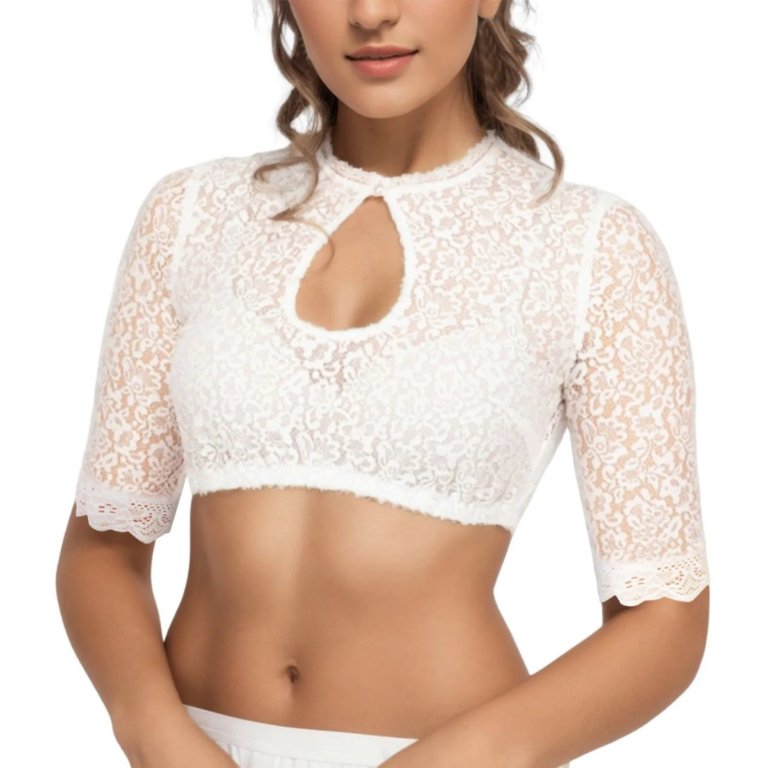 Weiße Dirndlbluse mit modernen Schnitten und traditionellen Elementen, ideal für Oktoberfest und festliche Anlässe.