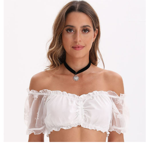 Weiße, elegante Dirndlbluse für Damen, ideal fürs Oktoberfest; traditionelles Design mit kurzen Ärmeln und schlichtem Schnitt