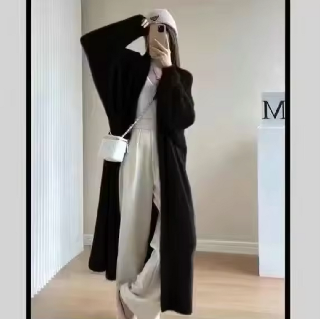 "Weiße Kaschmir Strickjacke, lang, weiche Textur, elegante Silhouette, perfekter Winter-Stil für Damenmode."