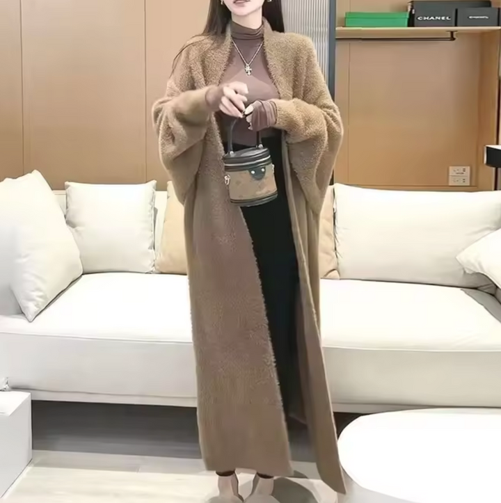 "Weiße Kaschmir Strickjacke, lang, weiche Textur, elegante Silhouette, perfekter Winter-Stil für Damenmode."