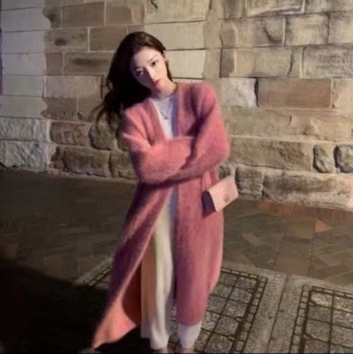 "Weiße Kaschmir Strickjacke, lang, weiche Textur, elegante Silhouette, perfekter Winter-Stil für Damenmode."