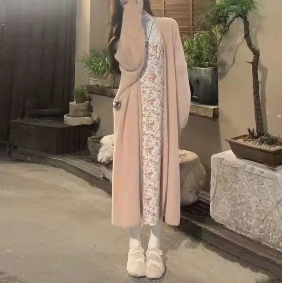 "Weiße Kaschmir Strickjacke, lang, weiche Textur, elegante Silhouette, perfekter Winter-Stil für Damenmode."