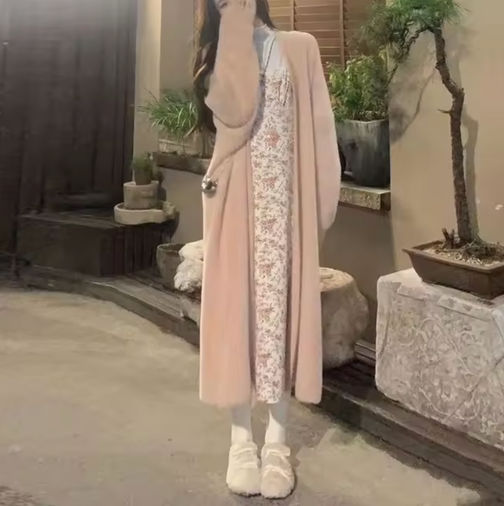 "Weiße Kaschmir Strickjacke, lang, weiche Textur, elegante Silhouette, perfekter Winter-Stil für Damenmode."