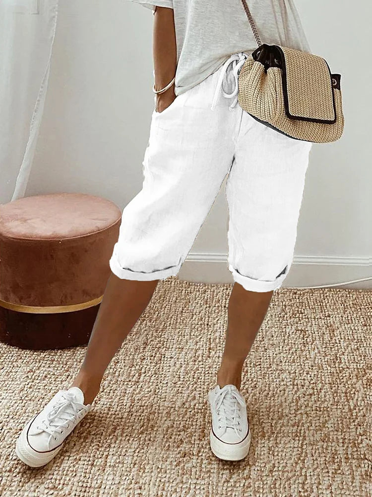 "Weisse leichte Baumwoll-Shorts für Damen, sommerlich, luftig und bequem, ideal für warme Tage und stilvolle Looks."