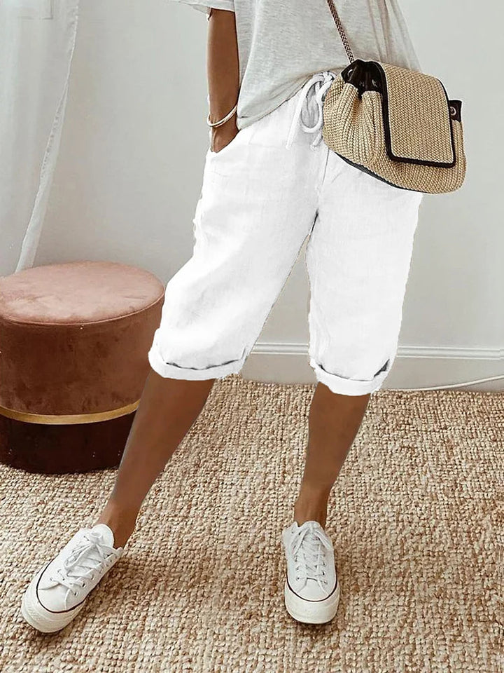 "Weisse leichte Baumwoll-Shorts für Damen, sommerlich, luftig und bequem, ideal für warme Tage und stilvolle Looks."