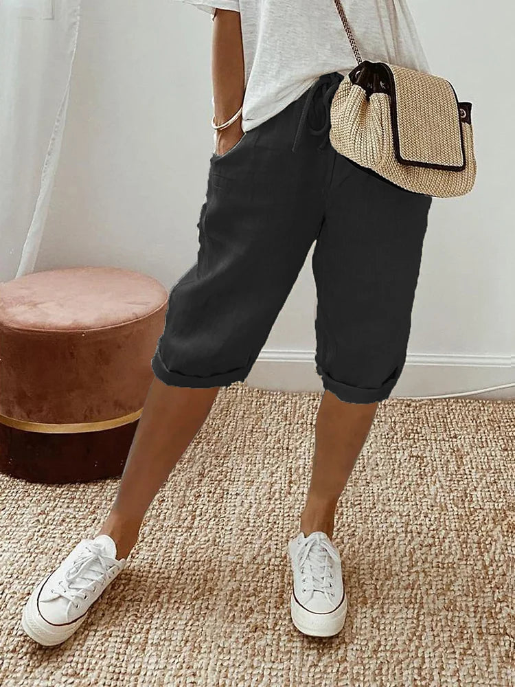 "Weisse leichte Baumwoll-Shorts für Damen, sommerlich, luftig und bequem, ideal für warme Tage und stilvolle Looks."