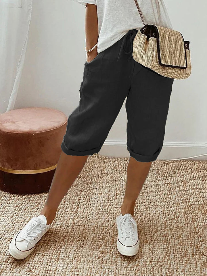 "Weisse leichte Baumwoll-Shorts für Damen, sommerlich, luftig und bequem, ideal für warme Tage und stilvolle Looks."