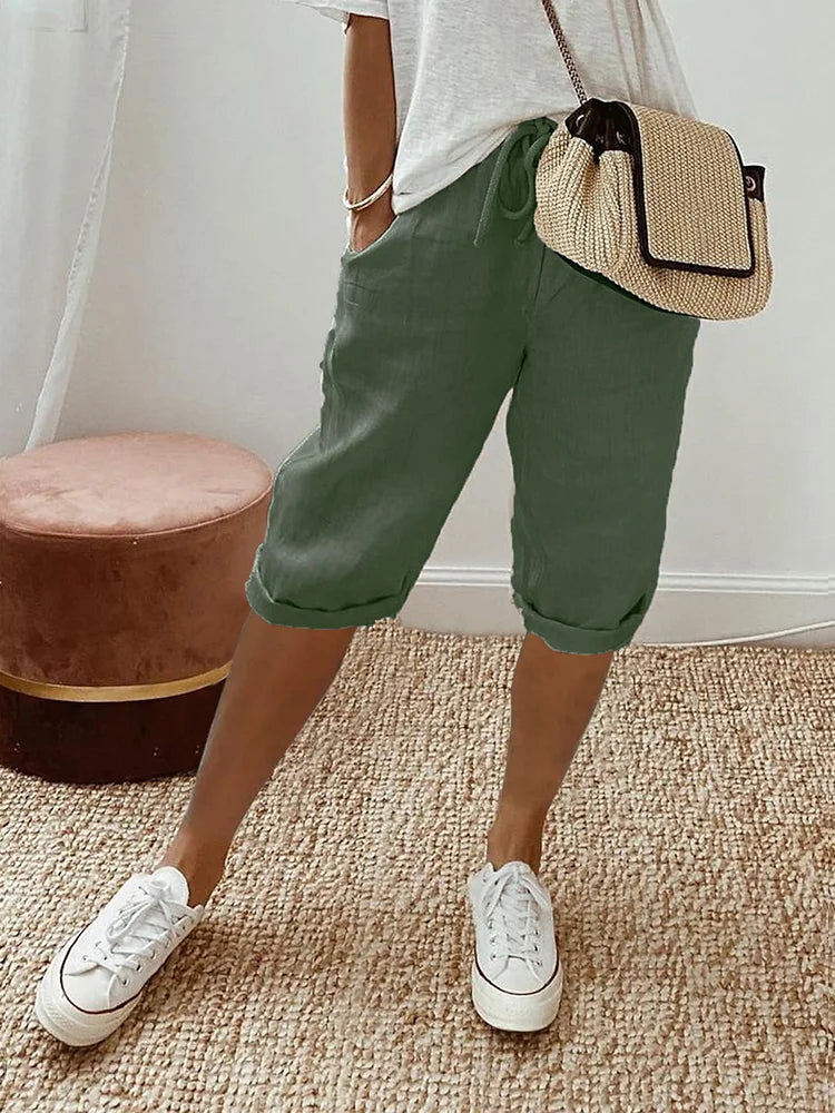 "Weisse leichte Baumwoll-Shorts für Damen, sommerlich, luftig und bequem, ideal für warme Tage und stilvolle Looks."