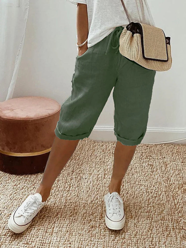 "Weisse leichte Baumwoll-Shorts für Damen, sommerlich, luftig und bequem, ideal für warme Tage und stilvolle Looks."