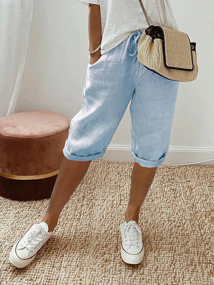 "Weisse leichte Baumwoll-Shorts für Damen, sommerlich, luftig und bequem, ideal für warme Tage und stilvolle Looks."