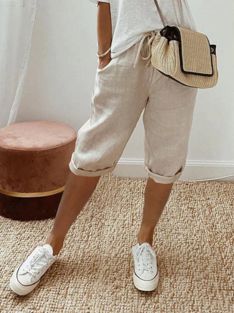 "Weisse leichte Baumwoll-Shorts für Damen, sommerlich, luftig und bequem, ideal für warme Tage und stilvolle Looks."