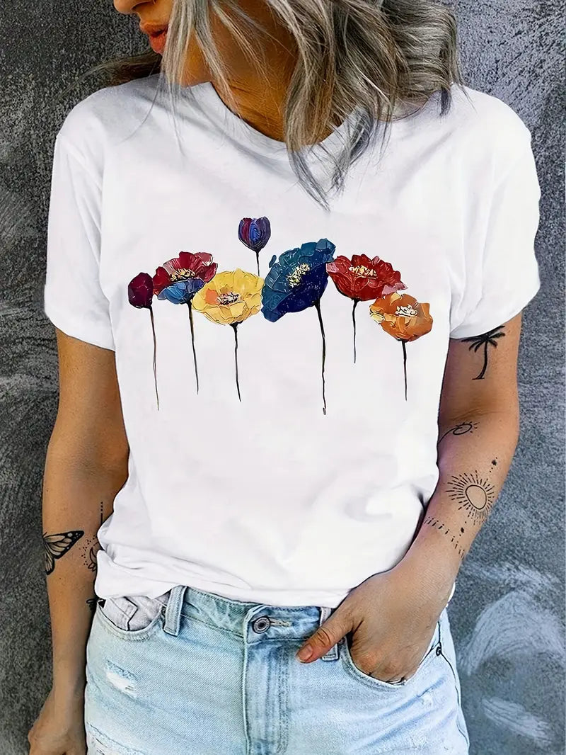 "Weißes Damen T-Shirt mit lebendigem Blumenmuster, ideal für sommerliche Looks, casual sowie vielseitig kombinierbar."