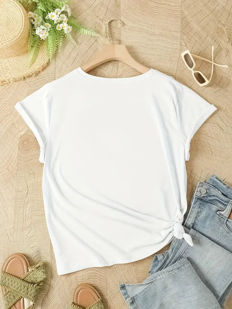 "Weißes Damen T-Shirt mit lebendigem Blumenmuster, ideal für sommerliche Looks, casual sowie vielseitig kombinierbar."