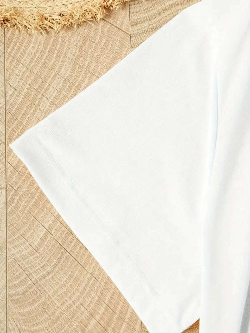 "Weißes Damen T-Shirt mit lebendigem Blumenmuster, ideal für sommerliche Looks, casual sowie vielseitig kombinierbar."