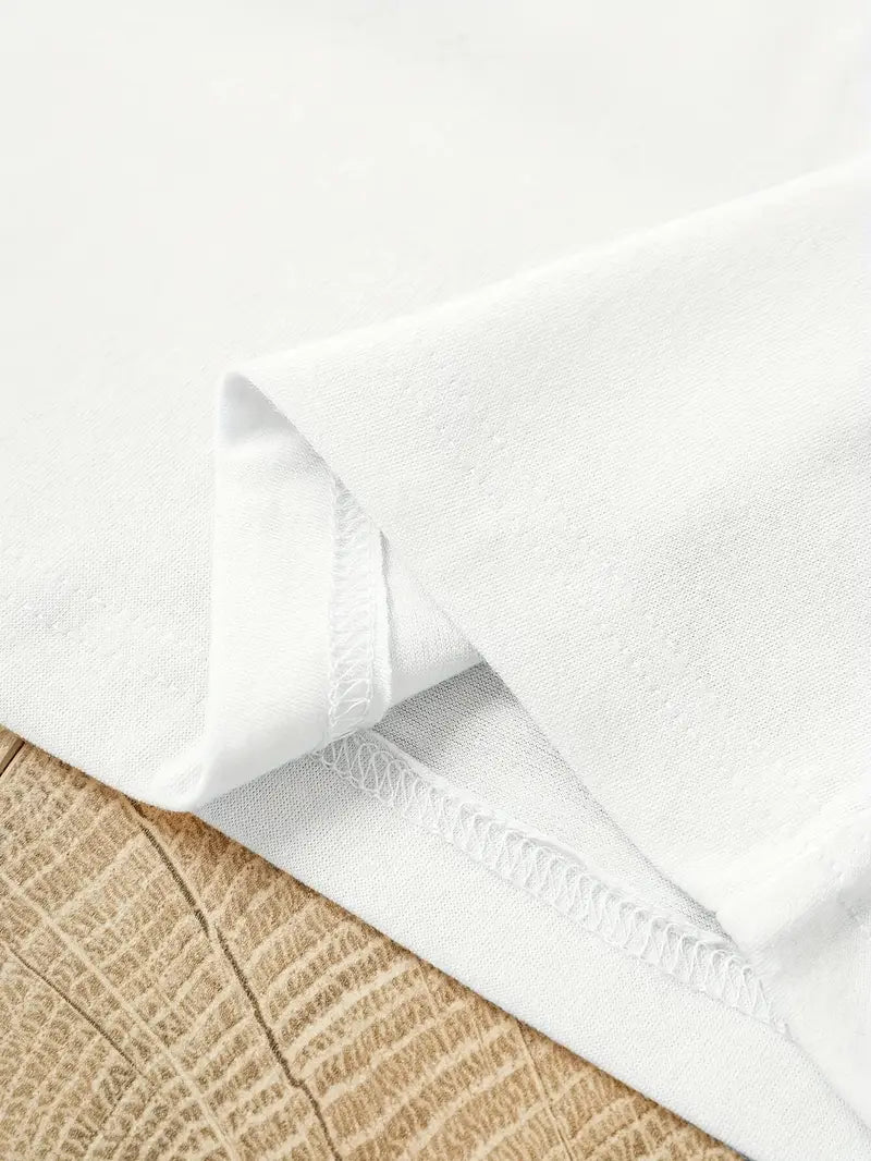 "Weißes Damen T-Shirt mit lebendigem Blumenmuster, ideal für sommerliche Looks, casual sowie vielseitig kombinierbar."