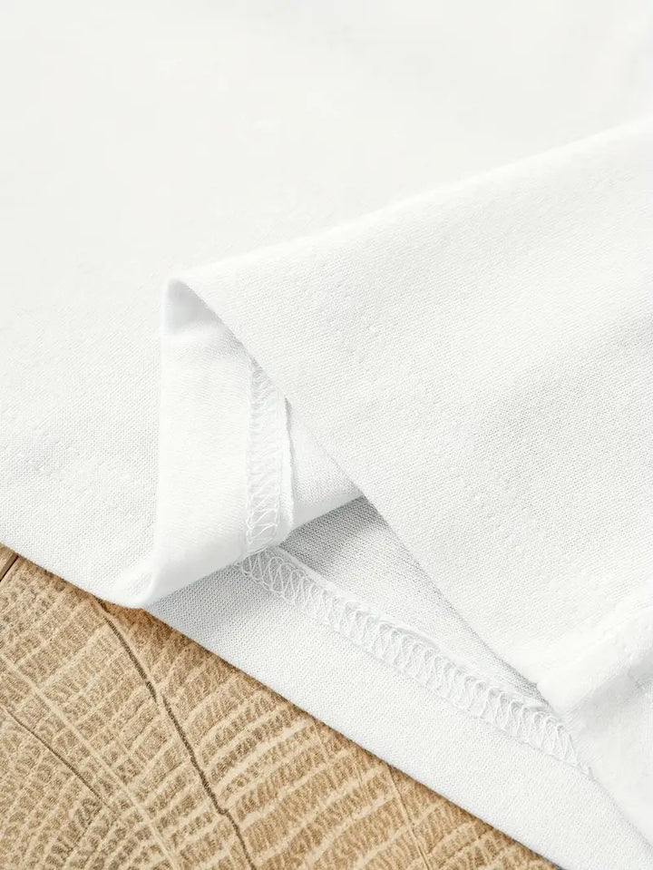 "Weißes Damen T-Shirt mit lebendigem Blumenmuster, ideal für sommerliche Looks, casual sowie vielseitig kombinierbar."