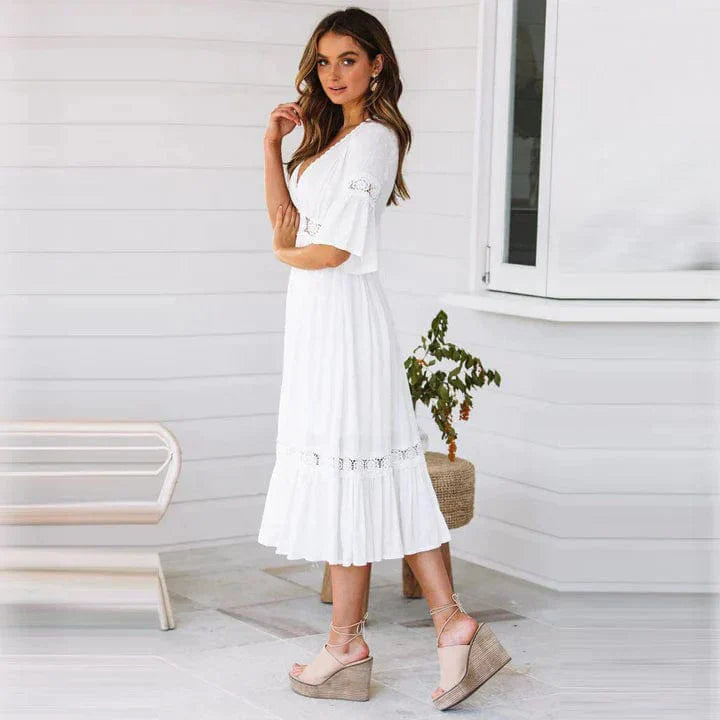 Weißes Midi-Sommerkleid, Bohemian-Stil mit tiefem V-Ausschnitt, elegante Passform, ideal für warme Tage und Abende.