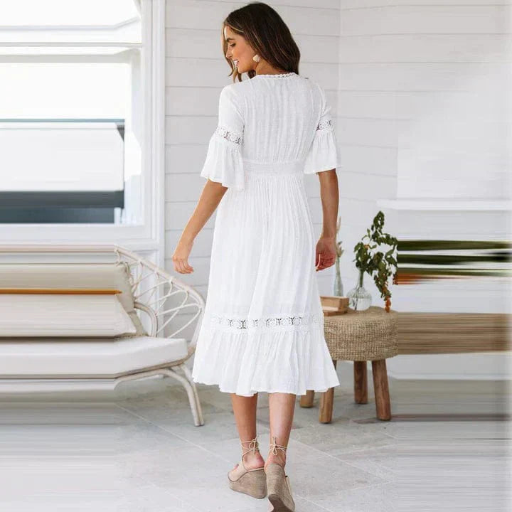 Weißes Midi-Sommerkleid, Bohemian-Stil mit tiefem V-Ausschnitt, elegante Passform, ideal für warme Tage und Abende.