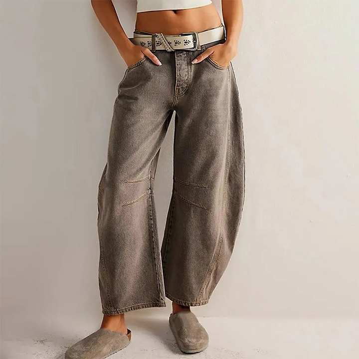 Weite Damenjeans in Blau, hoher Bund, lässiger Schnitt für Komfort und stilvolle Silhouette, perfekt vielseitig kombinierbar.