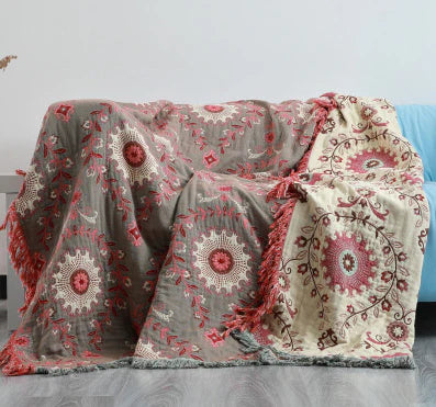 "Wendbare skandinavische Decke mit Vogel- und Blumenmuster, elegantes Design für gemütliche Herbsttage"