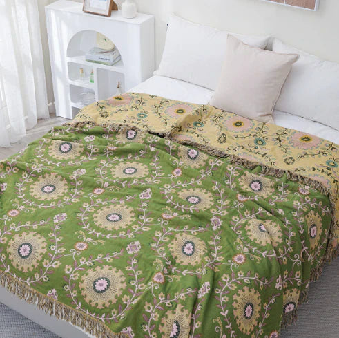 "Wendbare skandinavische Decke mit Vogel- und Blumenmuster, elegantes Design für gemütliche Herbsttage"