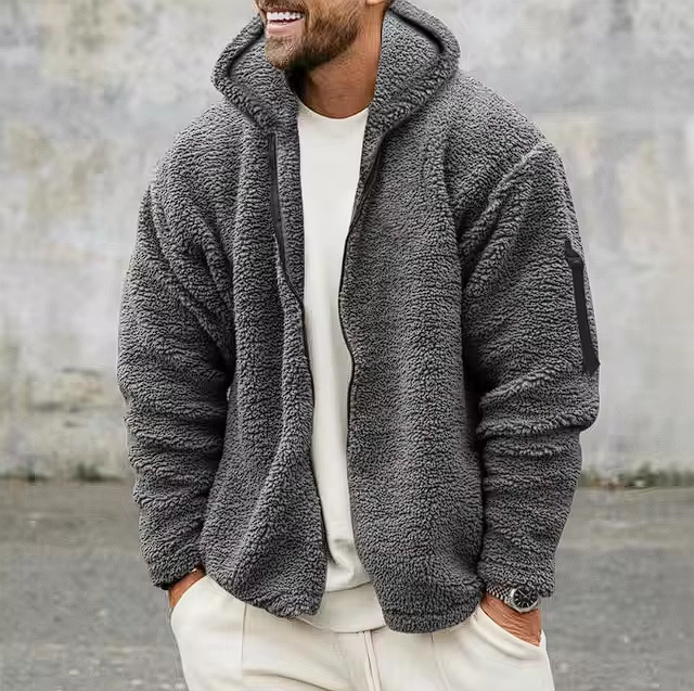 "Wetterfeste Herren-Winterjacke mit moderner Optik, Kapuze und Taschen, perfekt für Outdoor-Erlebnisse im Winter."