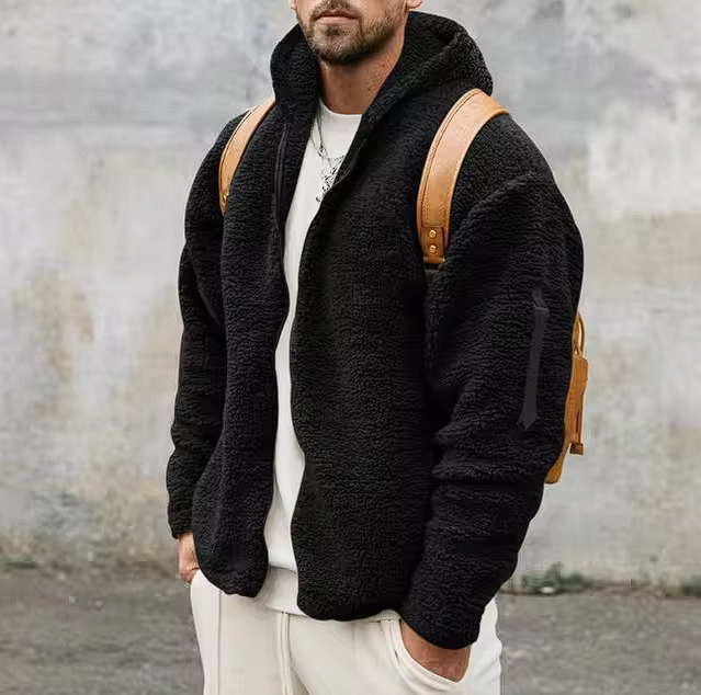 "Wetterfeste Herren-Winterjacke mit moderner Optik, Kapuze und Taschen, perfekt für Outdoor-Erlebnisse im Winter."