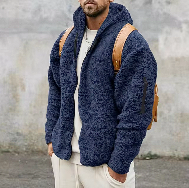 "Wetterfeste Herren-Winterjacke mit moderner Optik, Kapuze und Taschen, perfekt für Outdoor-Erlebnisse im Winter."